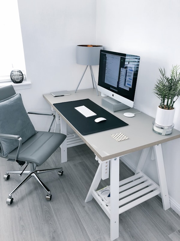 Mesa de Escritório Elétrica Ajustável 140cm Motor Duplo Branca